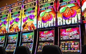 YES8 ကာစီနိုတွင် Evolution Gaming Live Baccarat Table ၏ Real Dealer ကြည့်ရှုနေသောပုံ